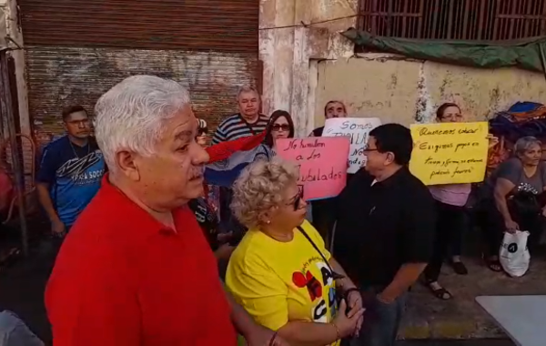 Prosiguen las manifestaciones frente a la Caja de Jubilados Municipales