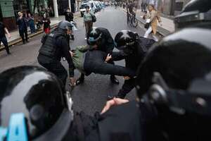 Enfrentamientos frente al Congreso argentino: cinco diputados hospitalizados - Mundo - ABC Color