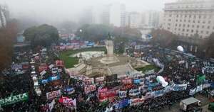 La Nación / Cinco diputados fueron hospitalizados tras participar en manifestación en Argentina