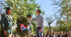 La Nación / Con ofrenda de laureles Peña encabezó acto de conmemoración de la Paz del Chaco