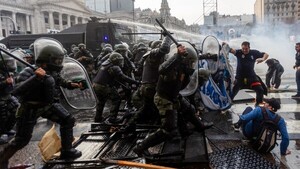 Reprimen a manifestantes contra la reforma de Milei que debate el Senado argentino