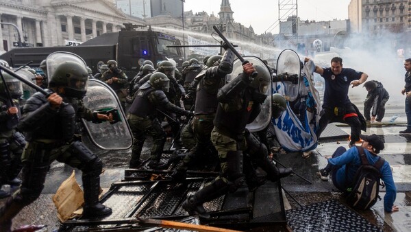 Reprimen a manifestantes contra la reforma de Milei que debate el Senado argentino