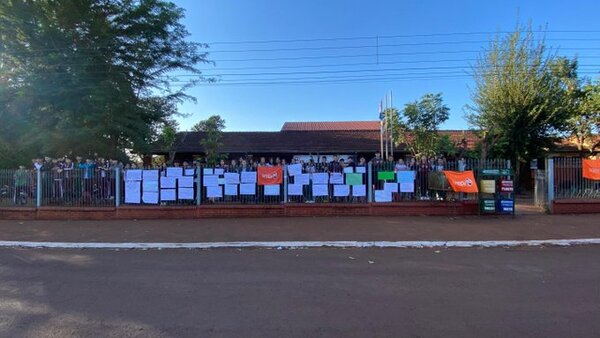Estudiantes toman un colegio en Natalio para reclamar rubros