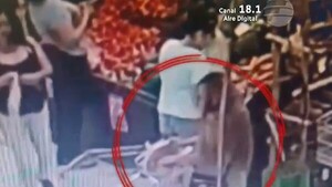 Descuidistas roban celular a una mujer en un supermercado