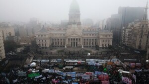Senado argentino discute reformas clave para el gobierno de Milei en medio de protestas