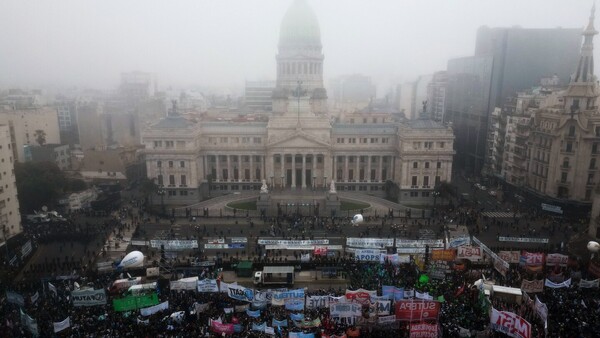 Senado argentino discute reformas clave para el gobierno de Milei en medio de protestas