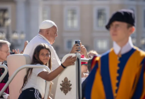 El Papa Francisco aconseja a los sacerdotes que la homilía no dure más de 8 minutos para que la gente “no se duerma”