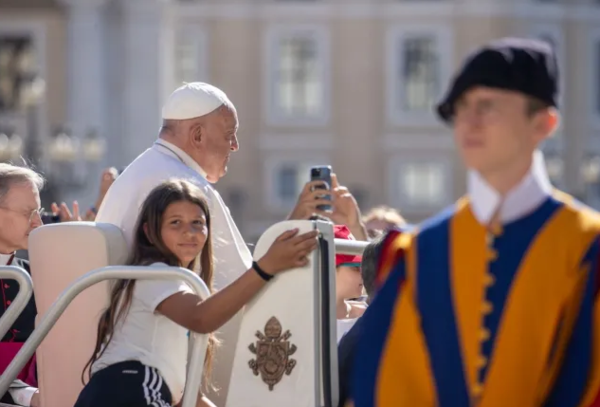El Papa Francisco aconseja a los sacerdotes que la homilía no dure más de 8 minutos para que la gente “no se duerma”