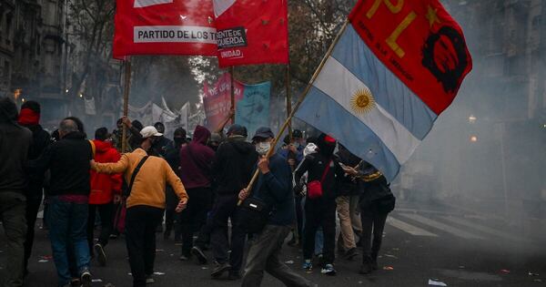 Diario HOY | Graves incidentes frente a Congreso argentino antes de voto crucial para Milei
