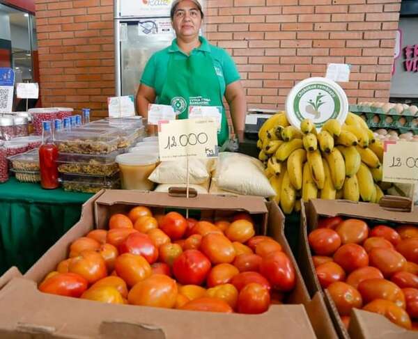 Precio del tomate ya bajó, según comerciante del Mercado de Abasto - Economía - ABC Color