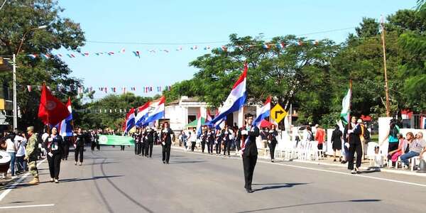 Desfile estudiantil en honor de héroes de la Guerra del Chaco y por la Independencia Patria - Nacionales - ABC Color