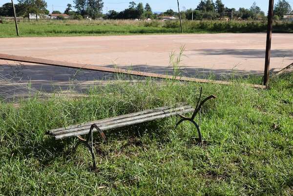 San Juan Nepomuceno: plazas en las que Intendencia declaró inversiones millonarias están totalmente deterioradas, denuncian - Nacionales - ABC Color