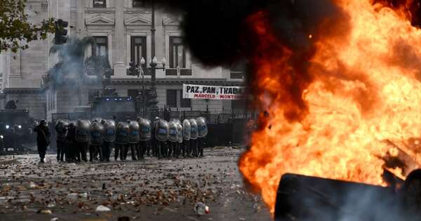 La Nación / Heridos, gases y vehículos incendiados en manifestación frente al Congreso de Argentina