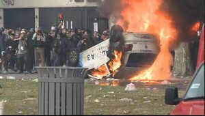 En Buenos Aires incendiaron vehículos frente al Congreso para frenar estudio de una ley