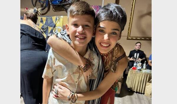 (VIDEO). ¡Mañamí! Dominick cantó con Aye en España