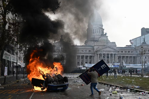 Violencia y caos frente al Congreso argentino: debate sobre la "Ley Bases XS" - Unicanal