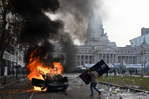 Violencia y caos frente al Congreso argentino: debate sobre la "Ley Bases XS" - Unicanal
