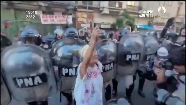 Protestas y represión en Argentina por Ley Bases - SNT