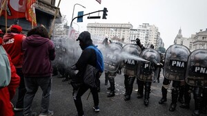 La Policía dispersa a los manifestantes mientras el Senado debate la ley estrella de Milei