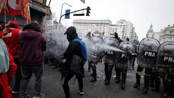 La Policía dispersa a los manifestantes mientras el Senado debate la ley estrella de Milei