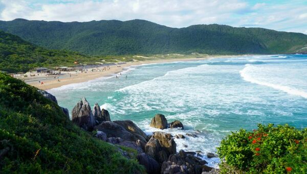 Paraguayos en el cuarto puesto entre los turistas que más visitan Florianópolis (y Azul anuncia vuelos directos)