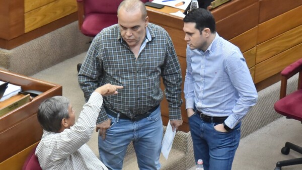 Salta fuerte puja colorada en medio de intervención al padre de Rivas