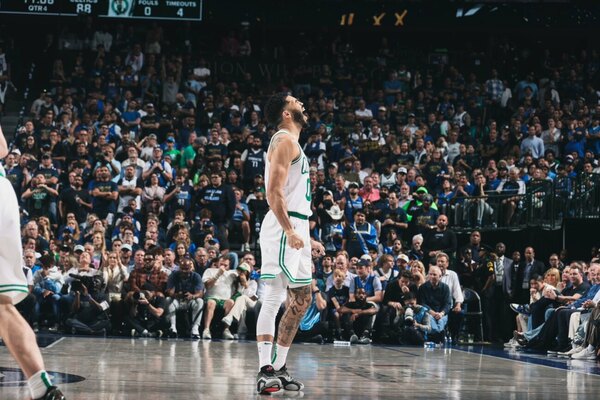 Versus / Los Boston Celtics acarician el anillo de la NBA
