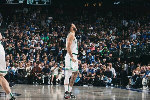 Los Boston Celtics acarician el anillo de la NBA