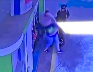 Violento abogado golpea a playera por no atenderle rápido - La Clave