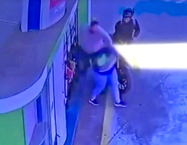 Violento abogado golpea a playera por no atenderle rápido - La Clave