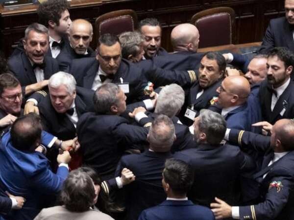 Polémica en Italia tras agresión a un diputado y escenas de violencia en el Parlamento - Mundo - ABC Color