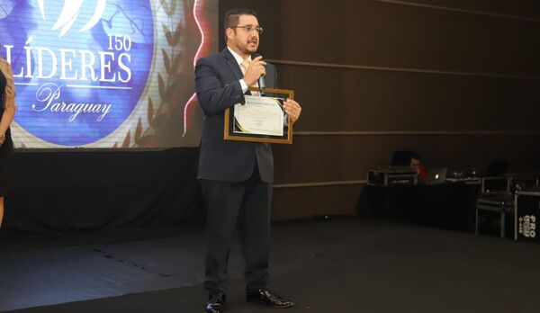 Distinguen al Director Editorial de InformatePy en los «Premios 150 Líderes Paraguay 2024»