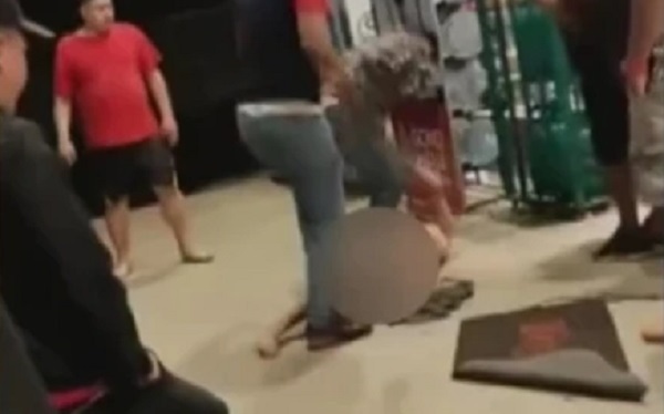 Dura golpiza sufrió un hombre por supuesto hurto de carne en un minimercado - Noticiero Paraguay