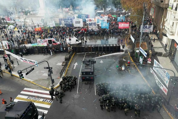 Argentina: En medio de protestas y disturbios, Senado aprobó reforma de Milei - Unicanal