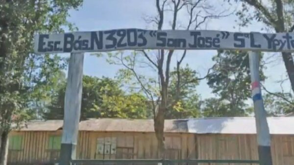 Padres piden respuestas desde hace años por escuela de madera con riesgo de derrumbe