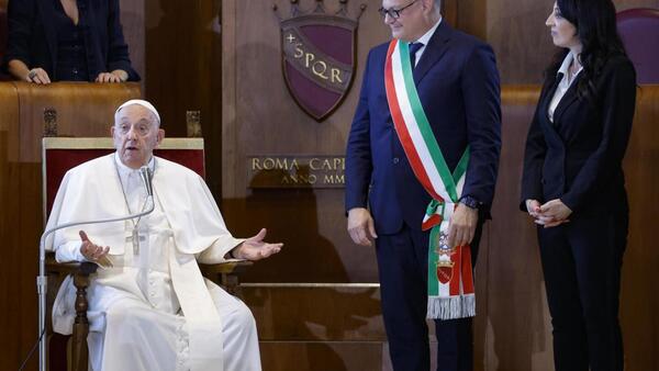 El Papa pide "sostener a los más pobres" en un mundo que pone "la riqueza en primer lugar"