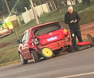 Motociclista choca contra automóvil, cae al pavimente y es embestido por otro vehículo