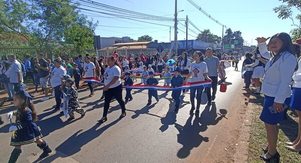 Estudiantes desfilaron por Paz del Chaco en el km 7 de Ciudad del Este - La Clave