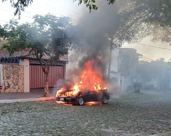San Vicente: vehículo se incendió en inmediaciones de institución educativa - Nacionales - ABC Color
