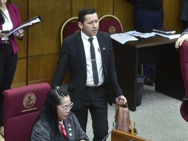 Asesores insisten en que Chaqueñito Vera tiene fueros - Política - ABC Color