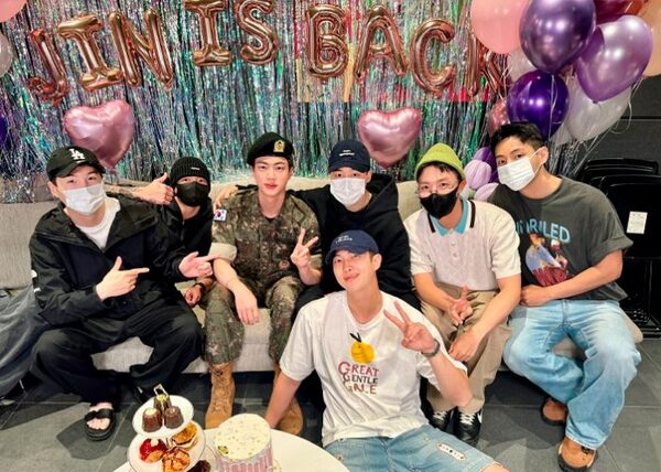 BTS celebra vuelta de Jin tras salir del servicio militar obligatorio