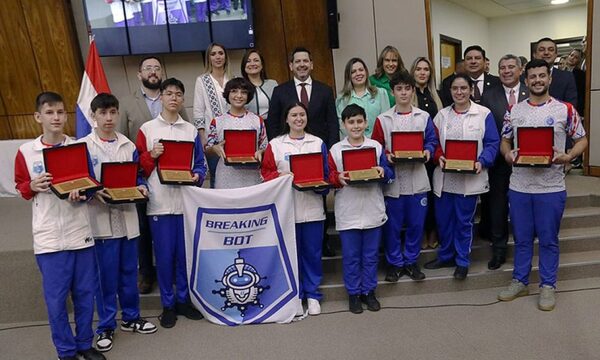 Conceden premio “Las Residentas” a equipo de robótica que ganó certamen en EE.UU.