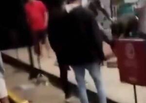 [VIDEO] ¿Por intentar robar carne? Le dieron su teté y le dejaron desnudo