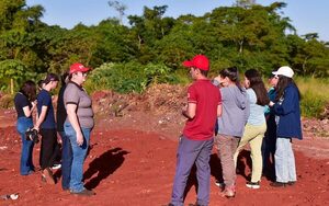 Alumnos de Ingeniería Ambiental visitan vertedero de Mallorquín
