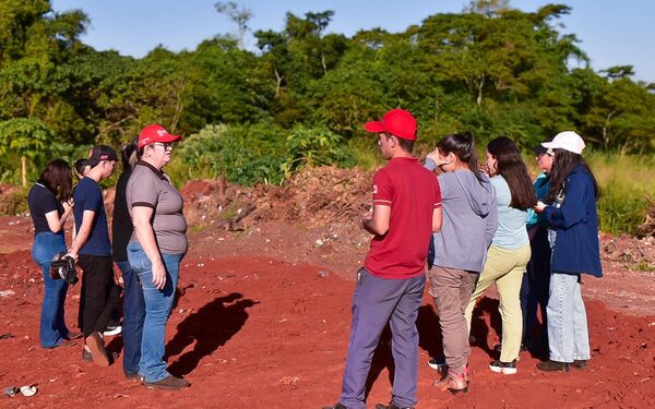 Alumnos de Ingeniería Ambiental visitan vertedero de Mallorquín