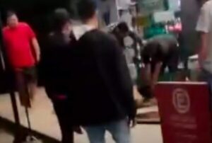 Quiso llevar carne de minimercado, peleó con la cajera y los clientes lo molieron a golpes