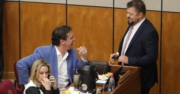 Asoman roces en la bancada cartista y Peña reparte ministerios y cupos para retener el Senado