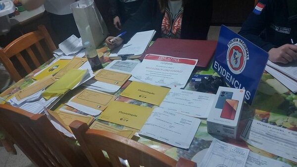 Detienen a pareja sospechada de vaciar cuentas bancarias por medios electrónicos