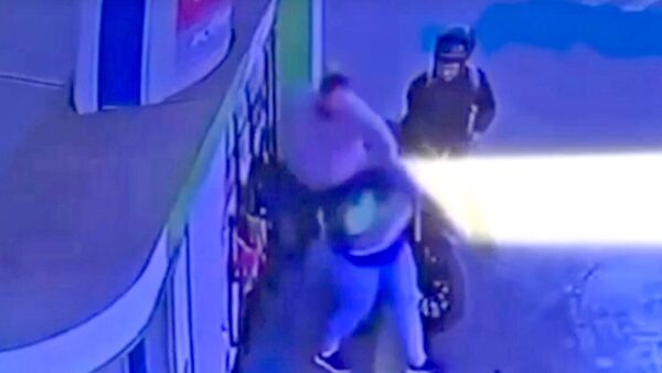 Abogado golpeó a una playera por no darle preferencia