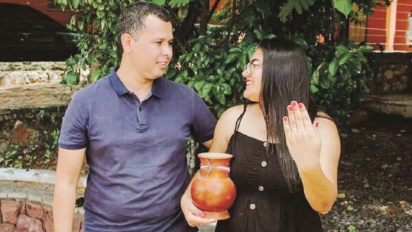 Pareja se comprometió y juró amor eterno frente al Ykua San Antonio